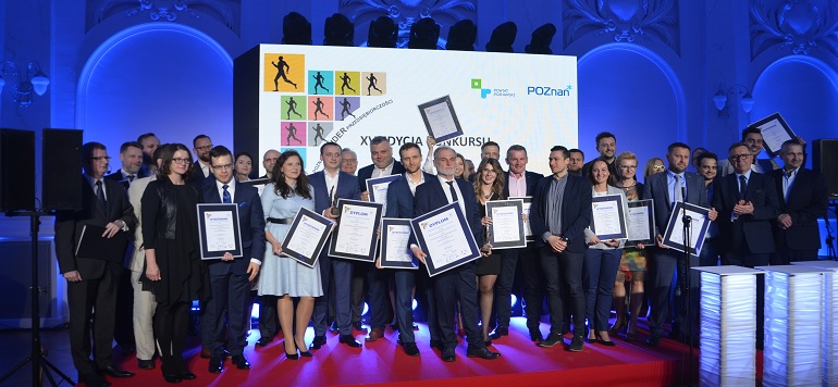 Zdjęcie zbiorowe wszystkich laureatów i wyróżnionych w konkursie o tytuł Poznańskiego Lidera Przedsiębiorczości wraz z organizatorami - edycja z 2018 roku